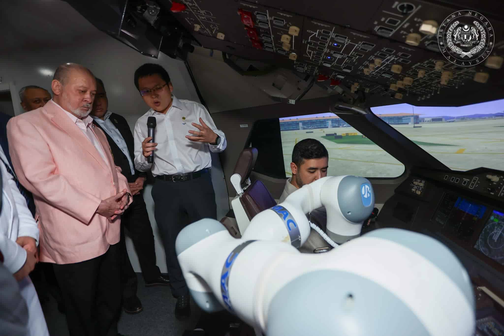 King visits Comac research institute in Beijing