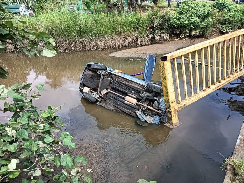 轿车失控坠河酿一死一伤