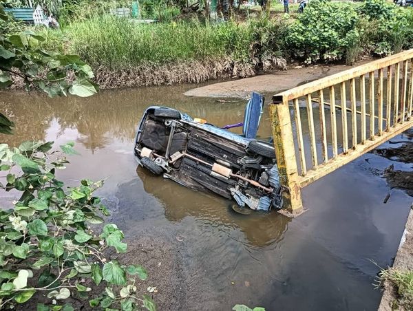 轿车失控坠河酿一死一伤