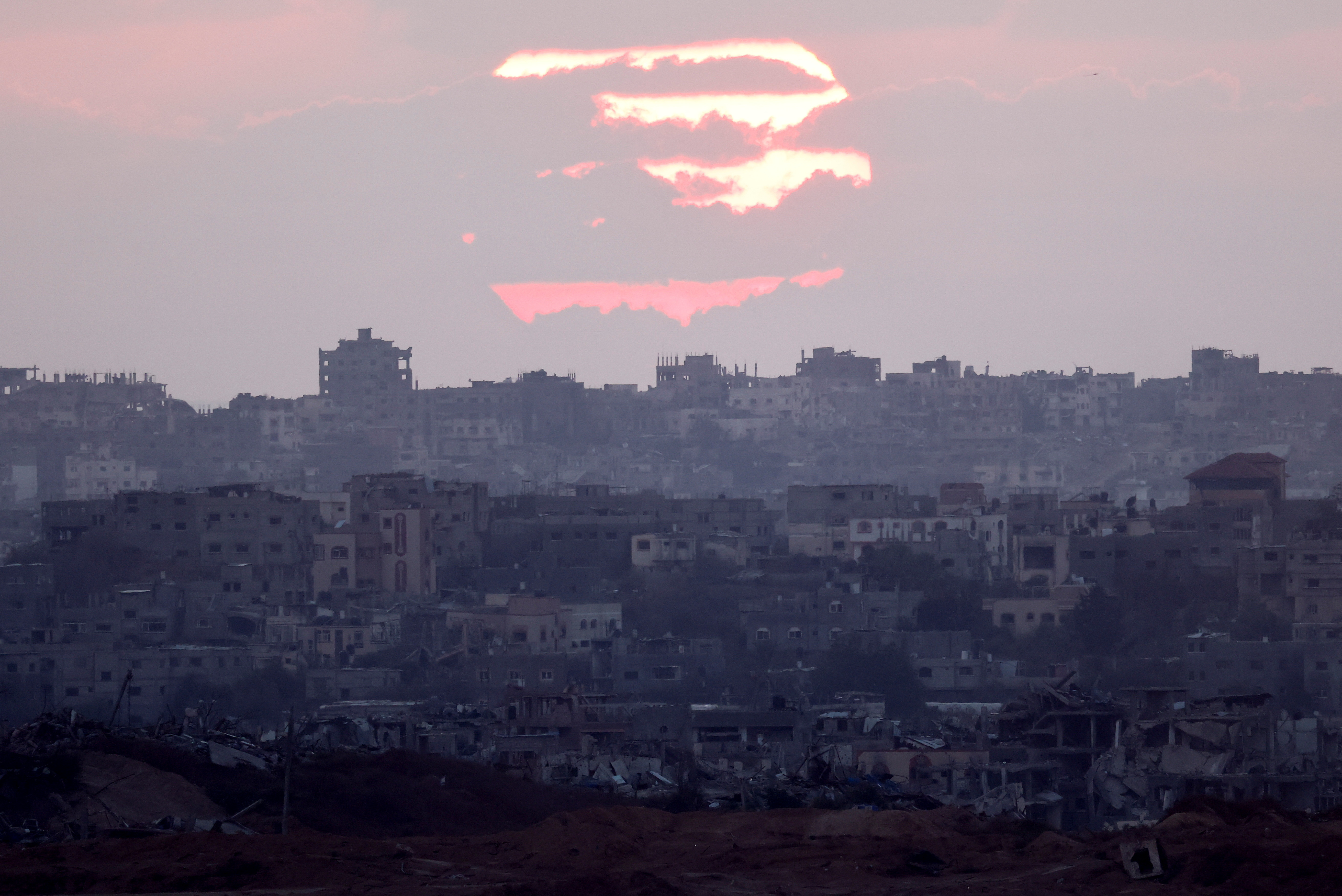 Israeli strikes in Gaza kill 61 as UN pursues vaccinations