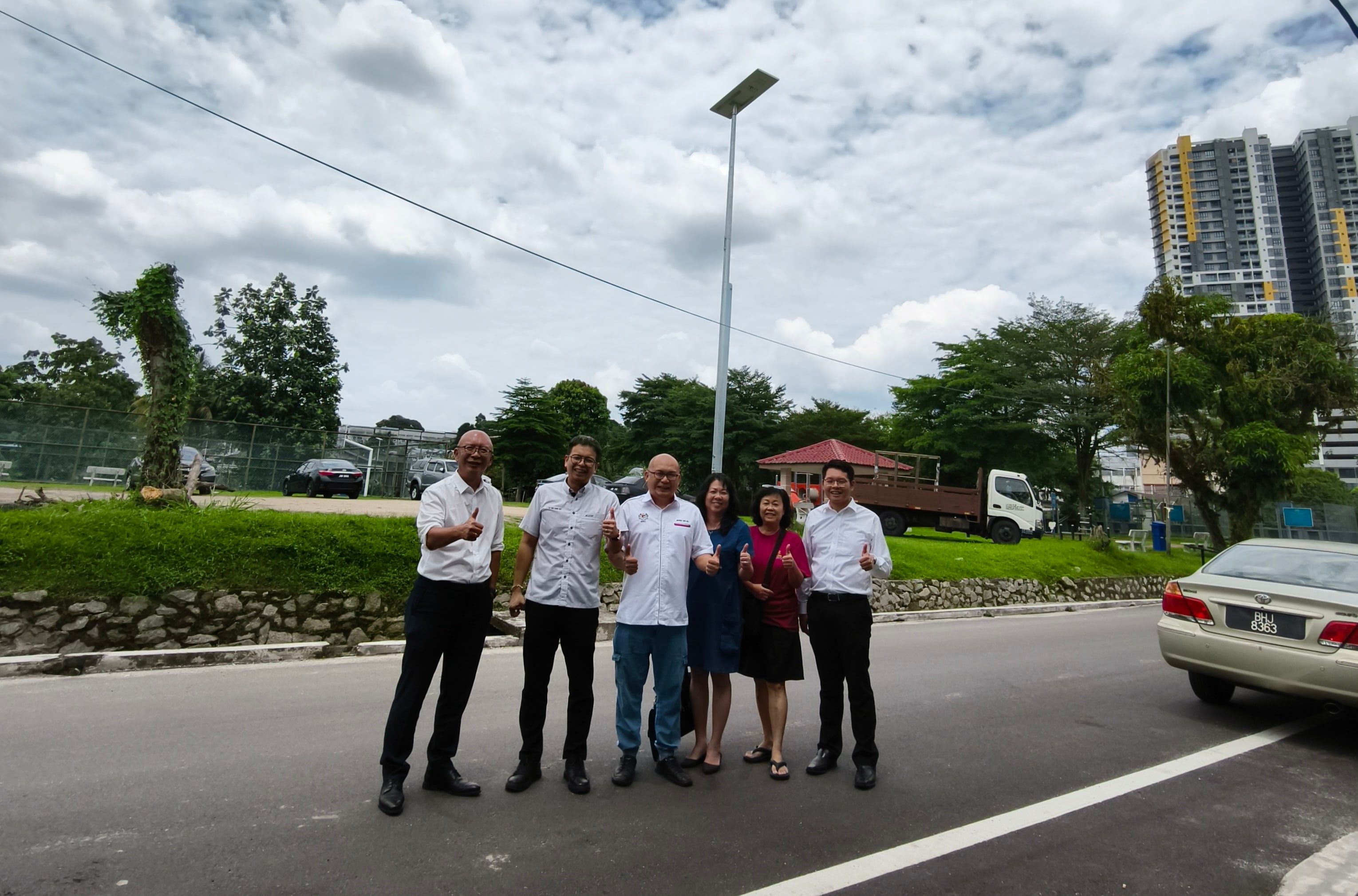 无拉港·蕉赖11哩新村   各装5盏LED路灯保平安