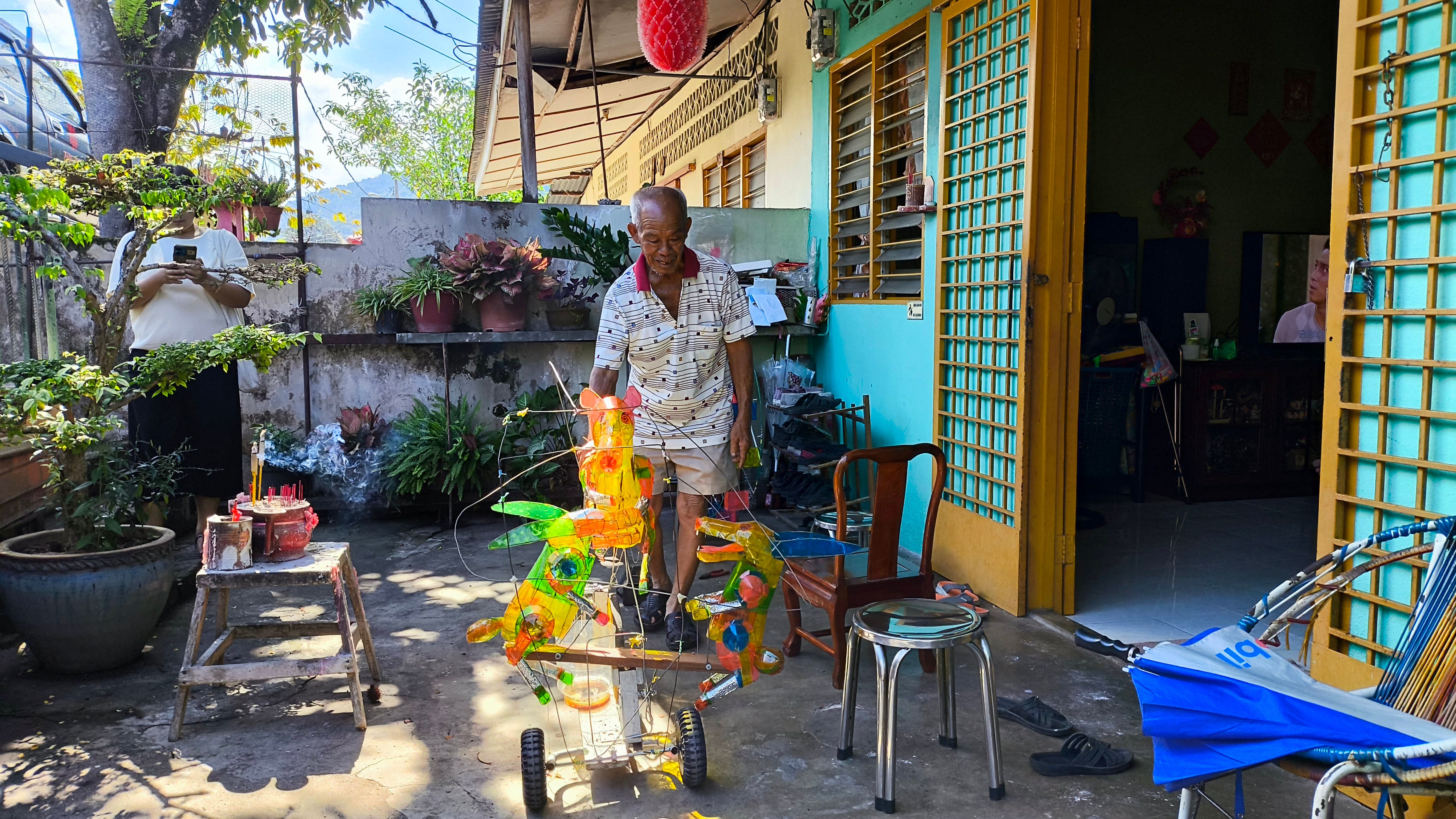 五十载匠心依旧 邝师傅的灯笼情怀