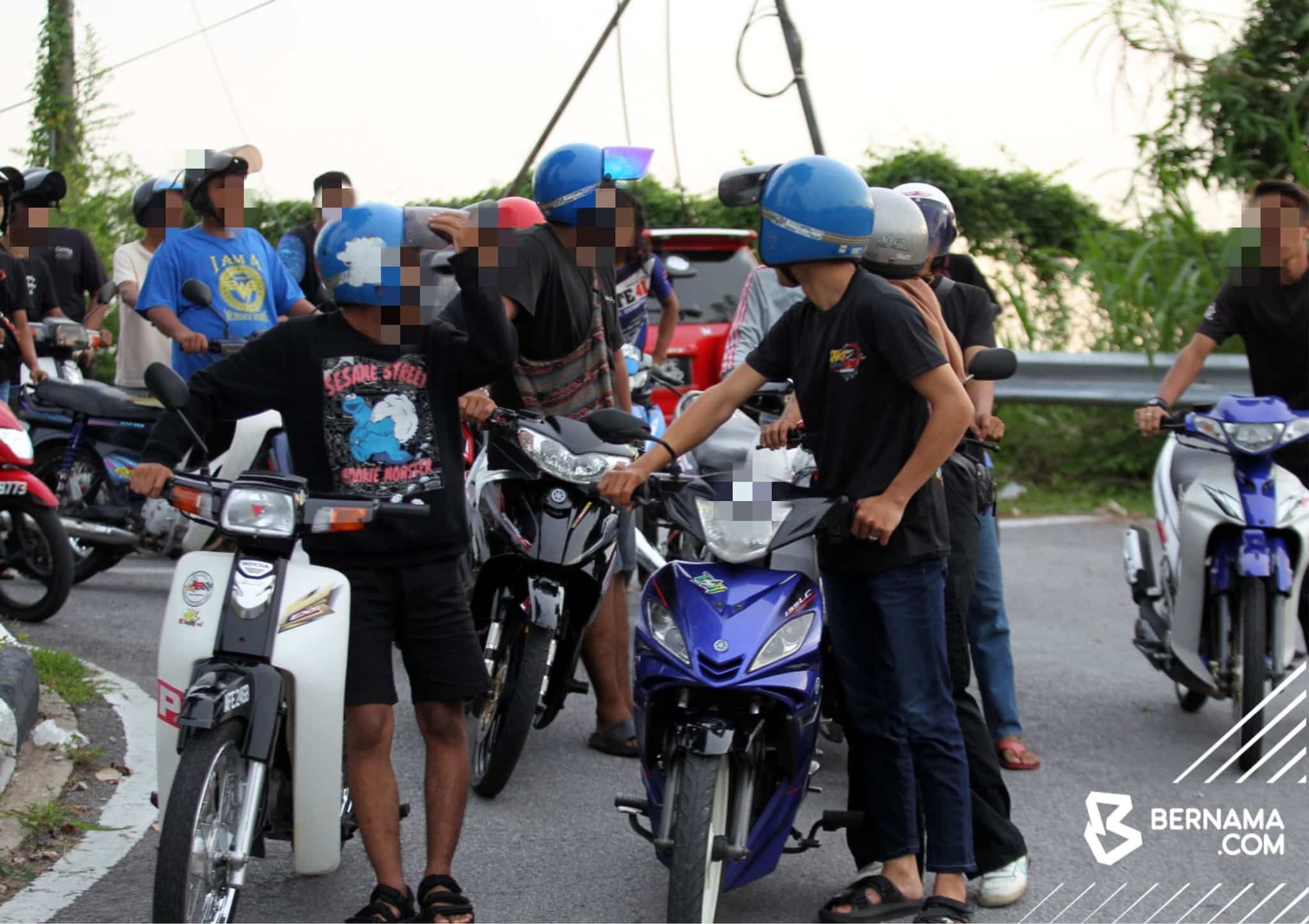 学校假期最后一天飙车“中招”    69学生被捕.最年轻围观者12岁！