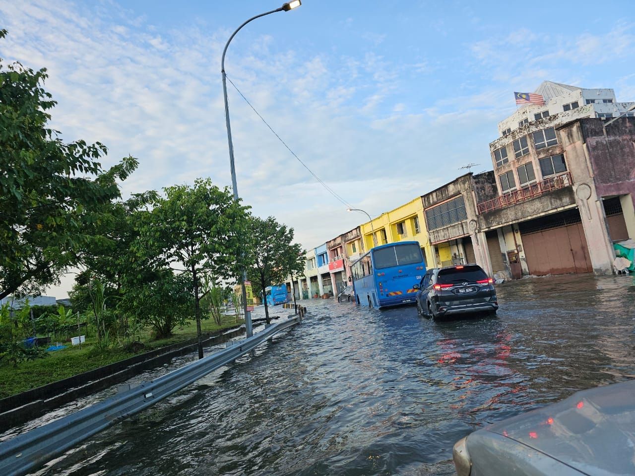 雪州滨海区大涨潮  巴生部分路段今早积水