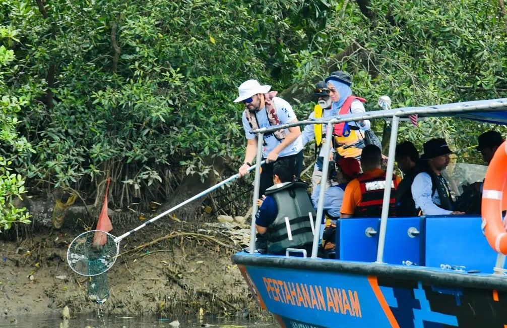 雪王储与志工参与巴生河清洁运动   3小时捞起700公斤垃圾