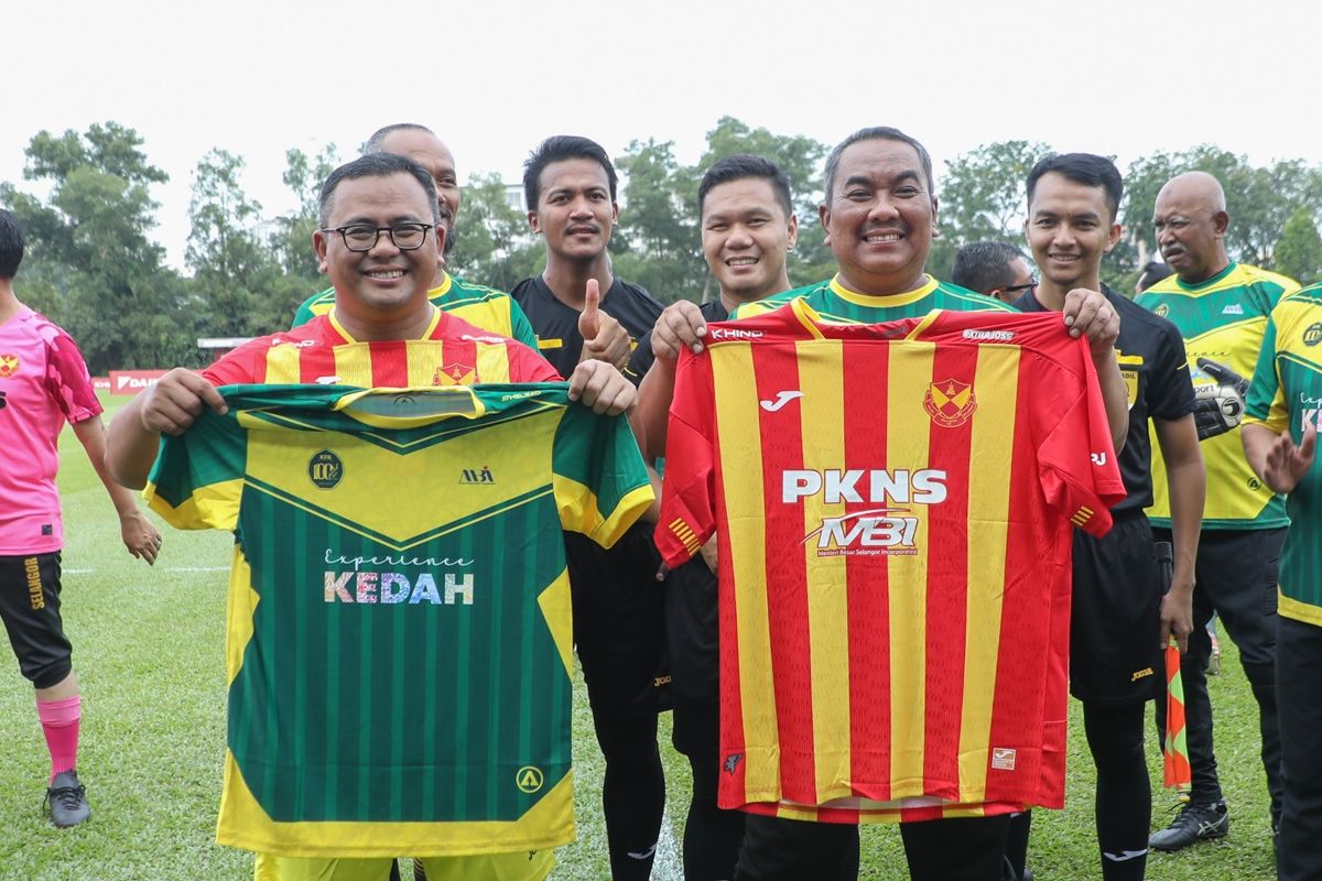 雪吉大臣足球友谊赛 展现成熟政治态度