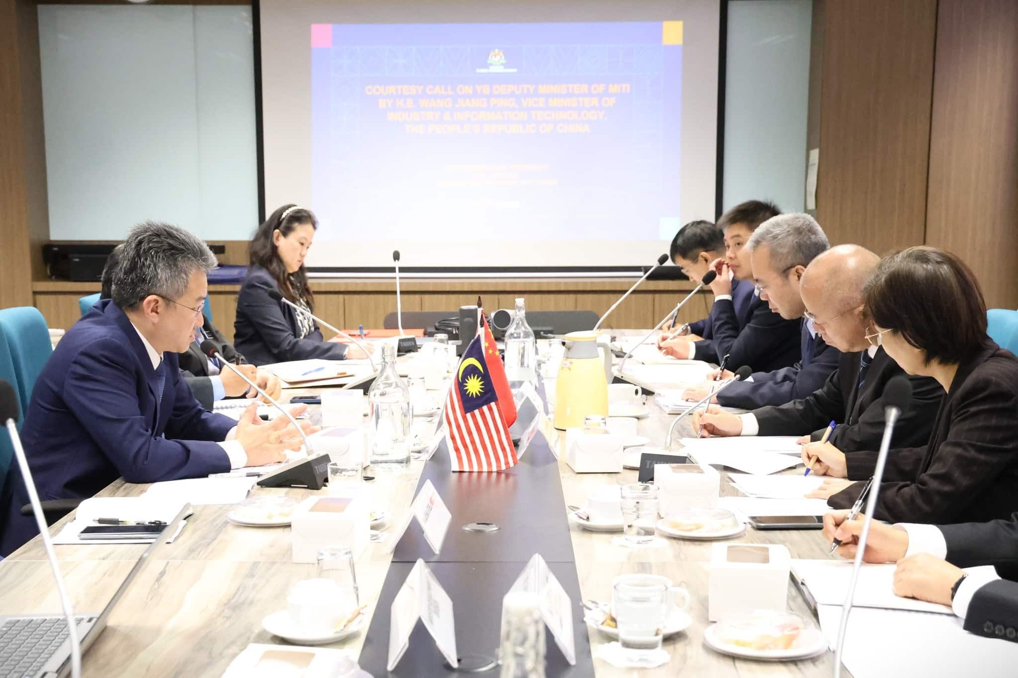 刘镇东与中国工信副部长交流  商马中战略性领域合作