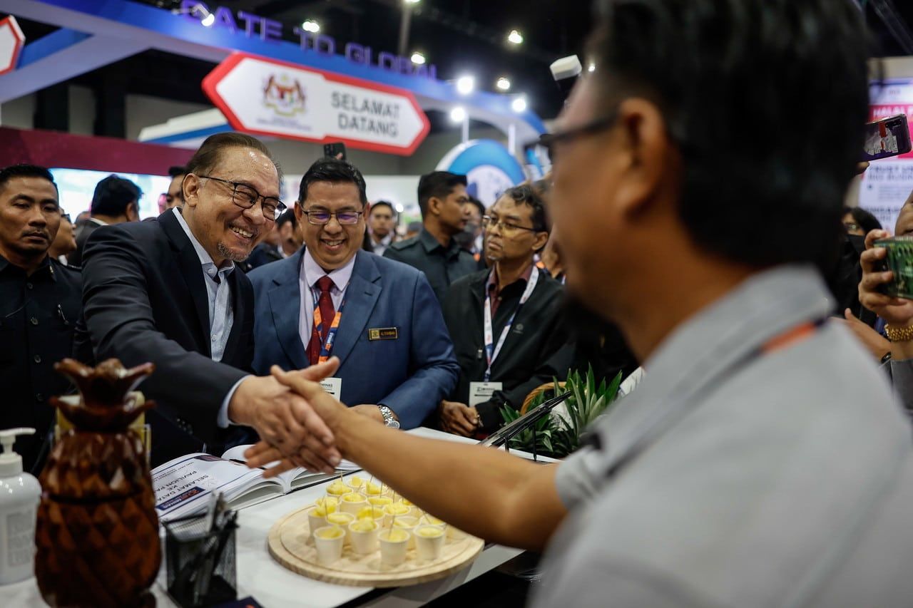 前首相阿都拉获清真发展卓越奖  安华：清真业能完善伊斯兰经济