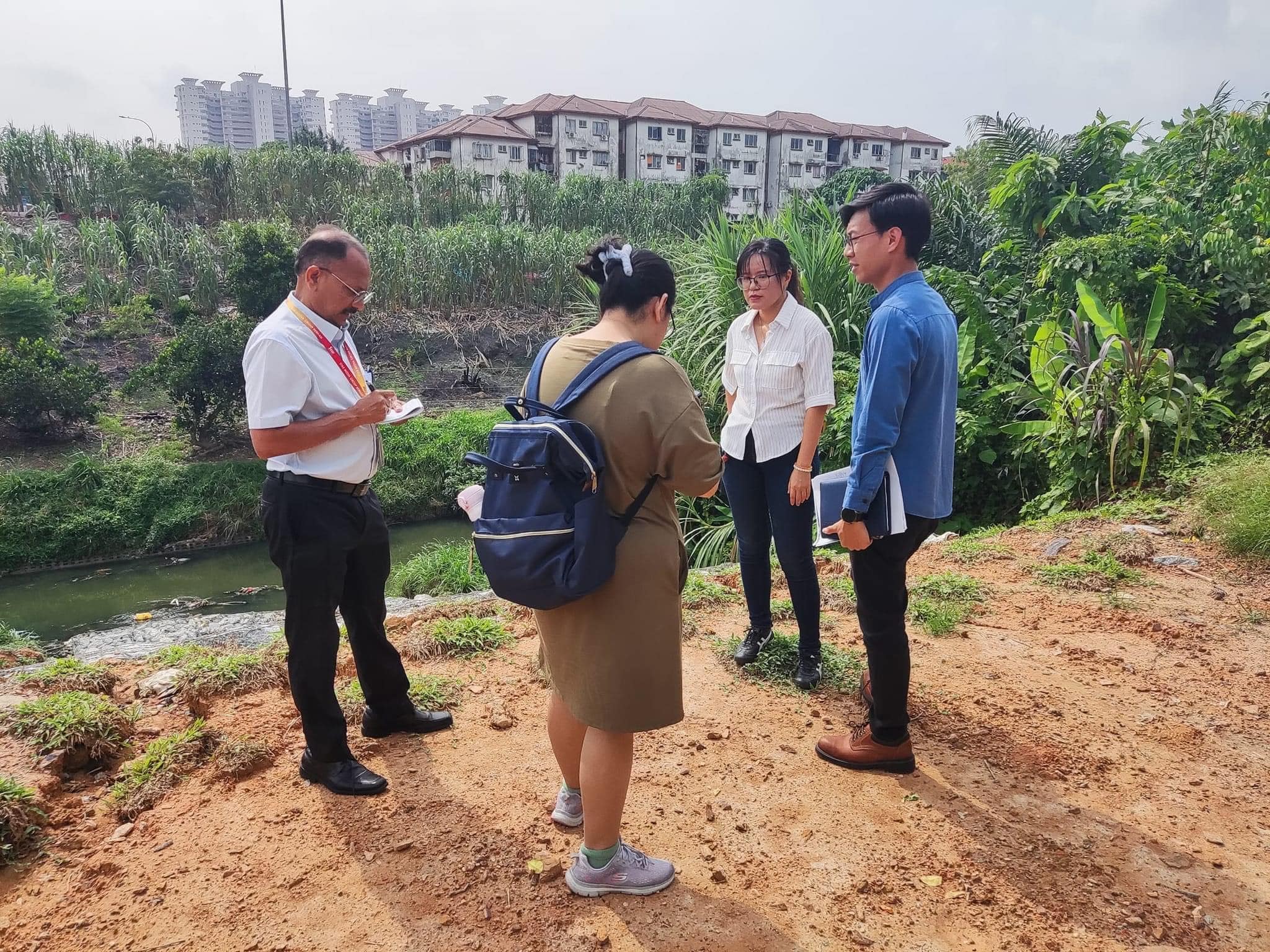 Baik pulih runtuhan tebing sungai Taman Bukit Serdang legakan penduduk