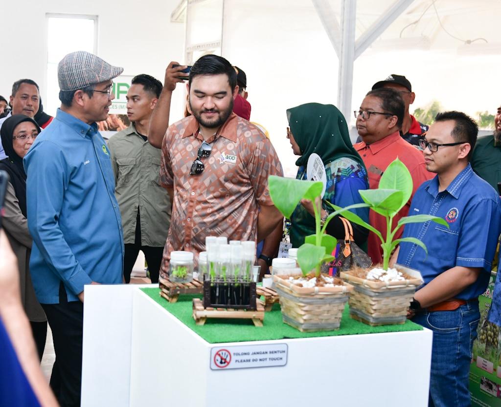 Tengku Amir visits Selangor Pavilion, views state produce at Maha 2024