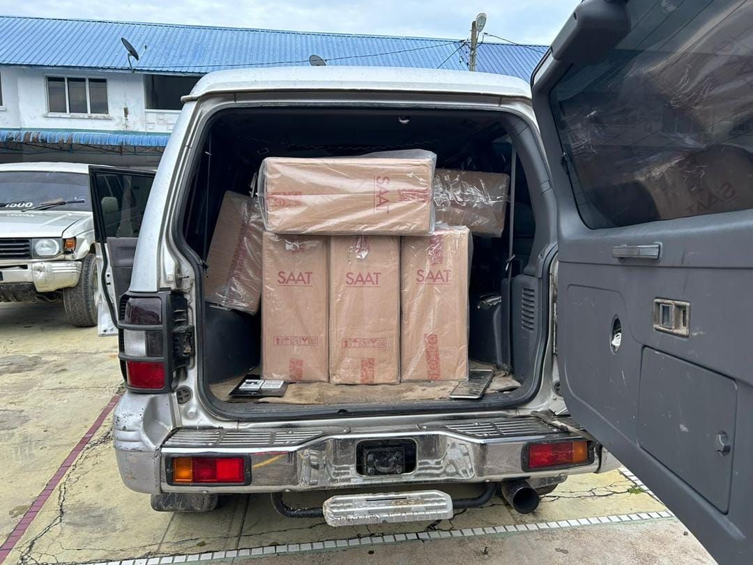 2男发现警方跟踪弃车逃 起获20万支走税香烟