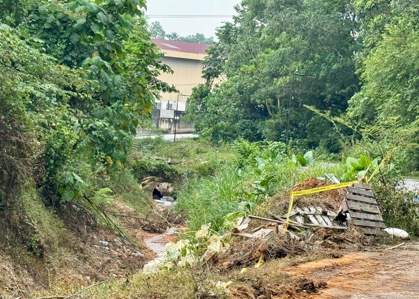 太平村沟渠有8桶化学液 警方正展开调查