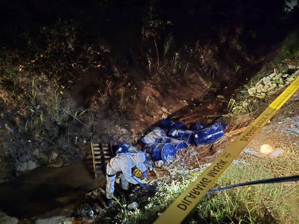 8化学废料桶丢双溪毛糯排水沟 各机构及时应对.滤水站不受污染