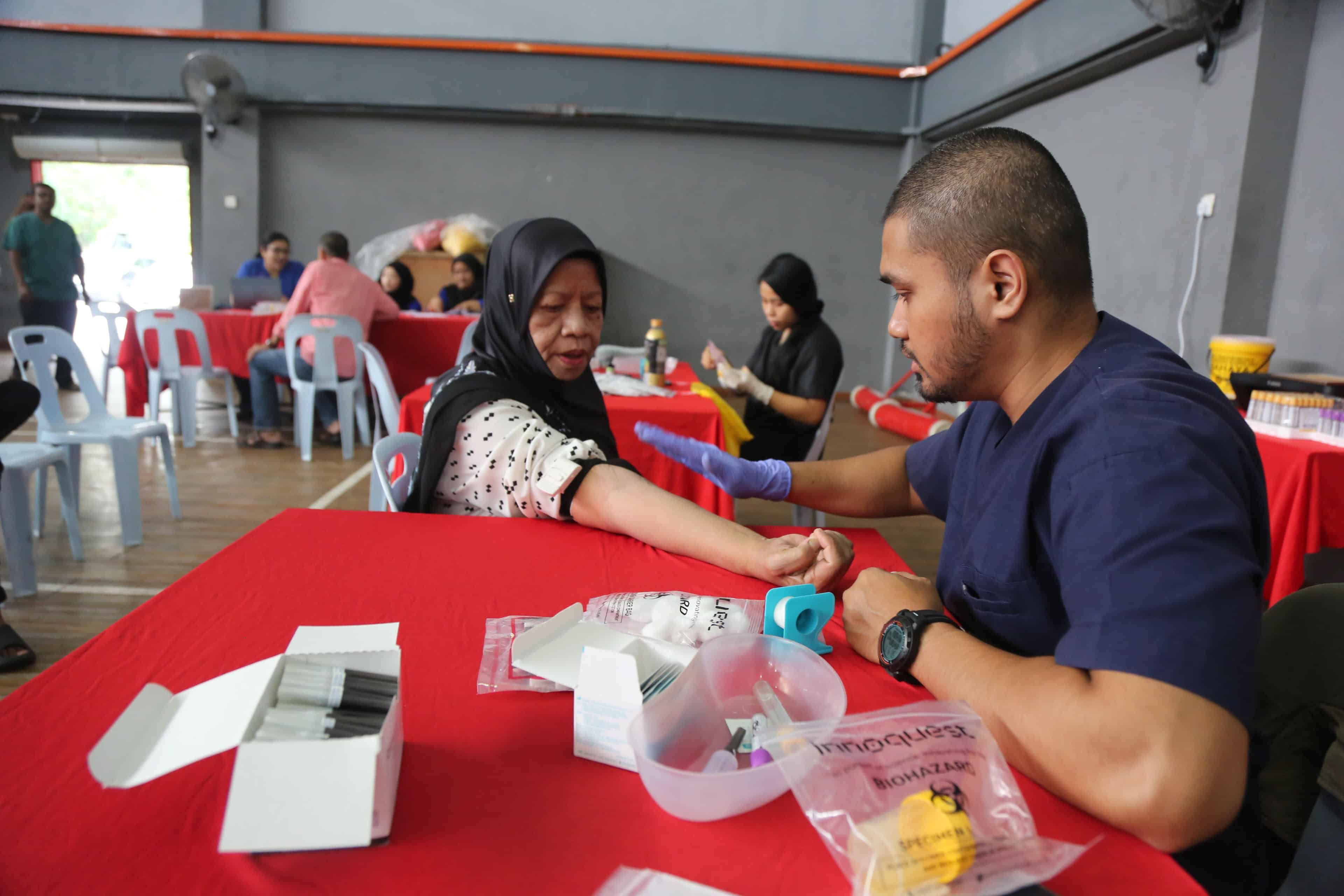 峇都知甲区健康嘉年华获赞  长者把握机会为健康把关