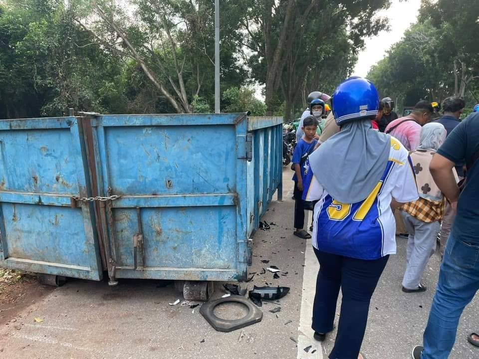 摩托撞路旁垃圾槽  年轻兄妹相继去世