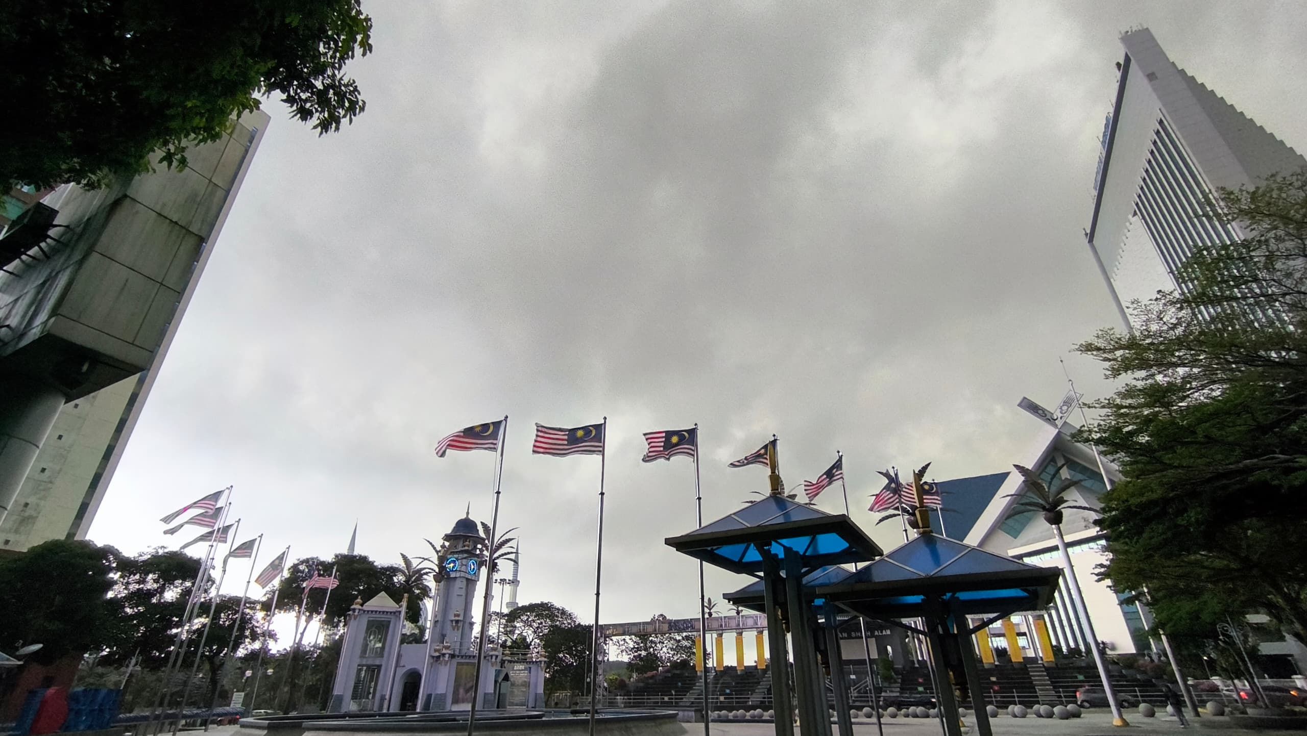 狂风暴雨大包围西马！雪隆区.各州料雷雨到6pm