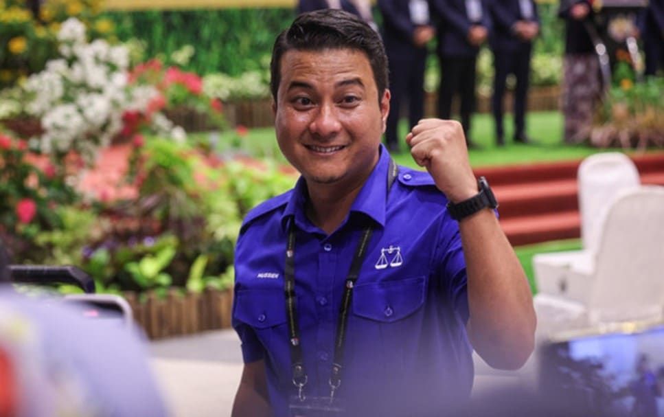 赛福星今赴父亲墓地分享喜悦