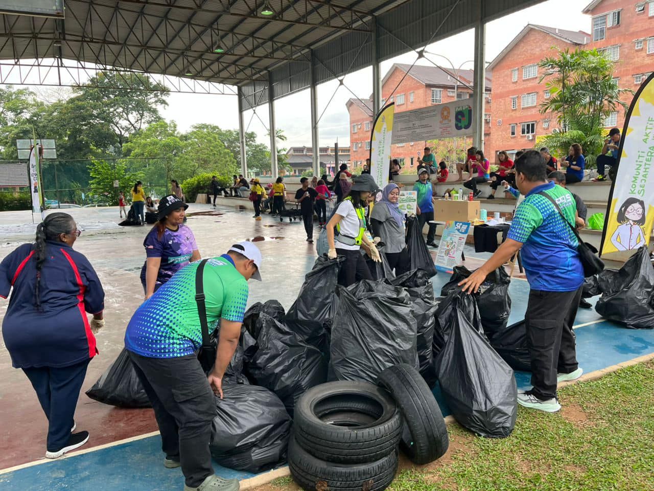 梳邦再也市厅与第21区居委会  联办大扫除清走约86公斤垃圾