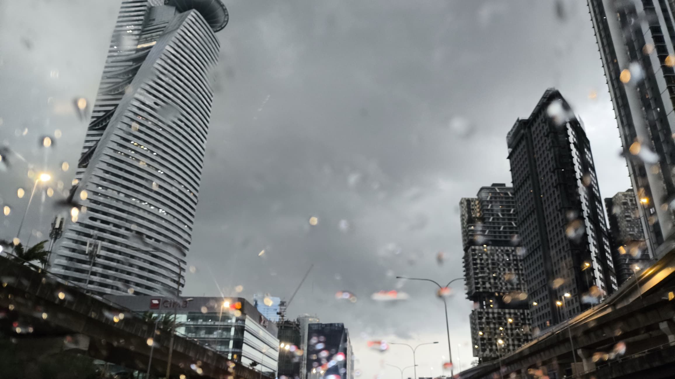 哗啦啦！全雪隆区.多州料雷雨至8pm