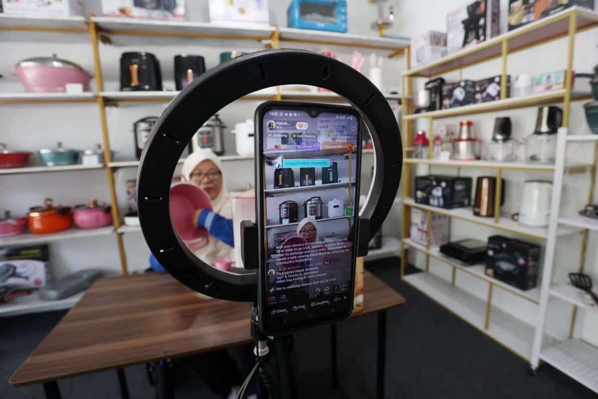 Barah tulang bukan penghalang, usahawan raih lebih RM1 juta setahun