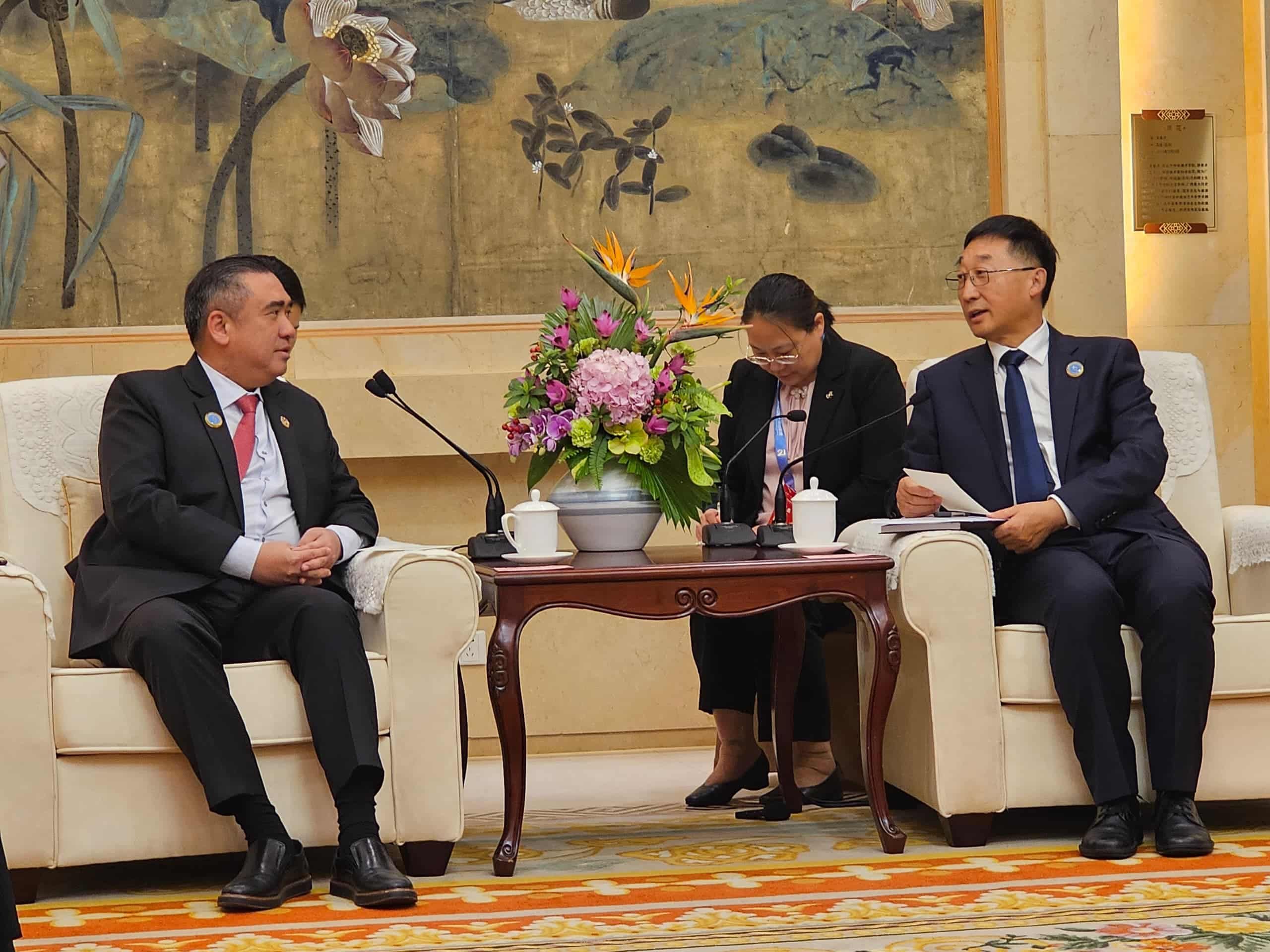 陆兆福拜会中国广西党委书记   增进马中友好交往