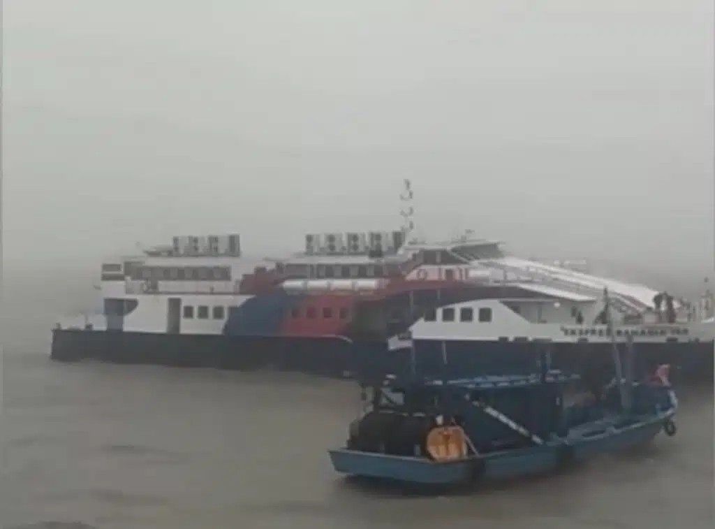 மணல் பரப்பில் சிக்கியக் பயணிகள் படகு லங்காவி பயணமானது