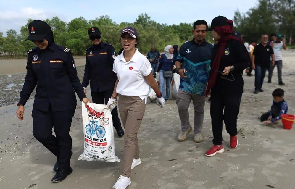 雪公主与志愿者齐响应清洁运动  摩立海滩收集177.8公斤垃圾