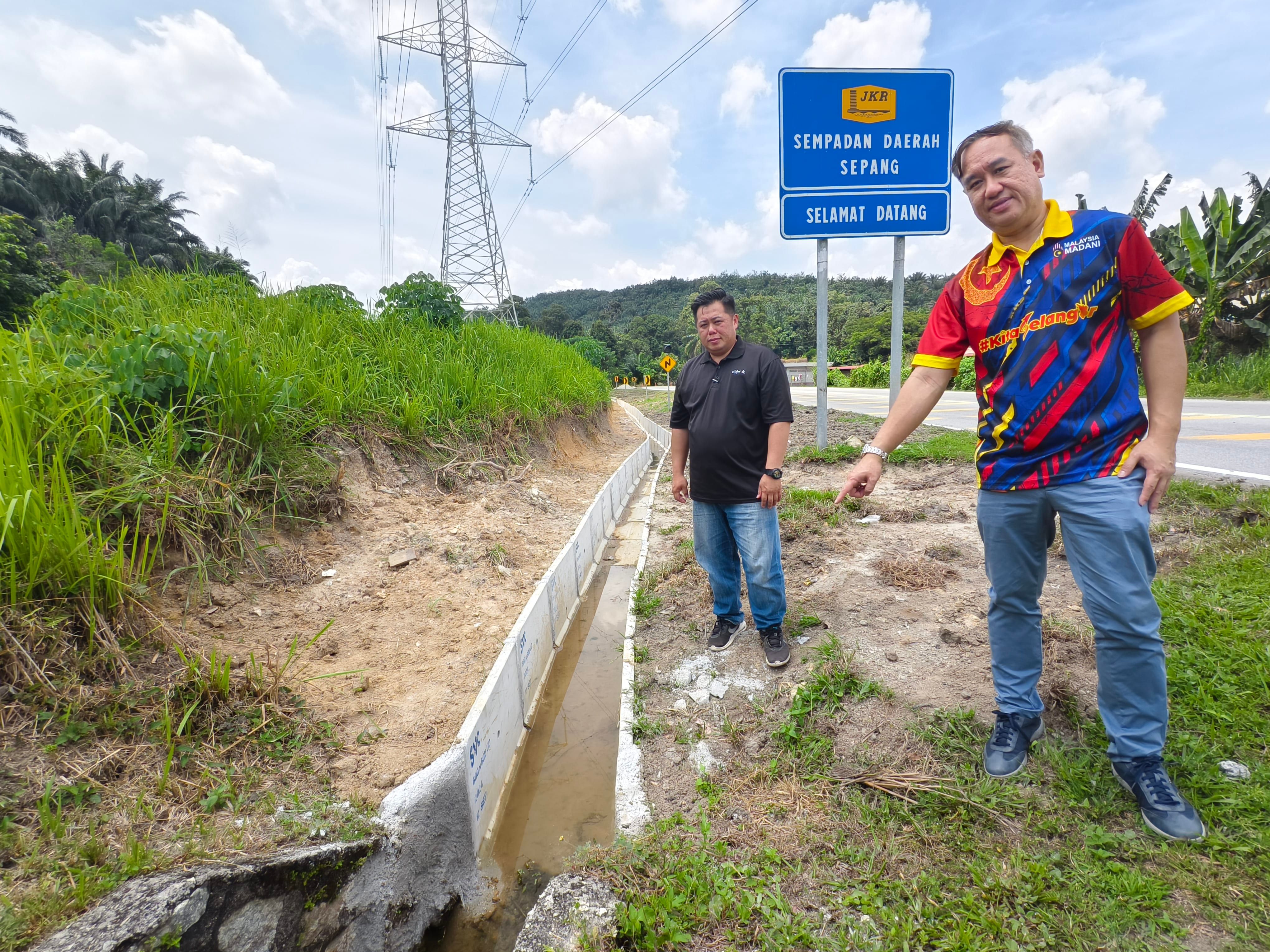 沙叻大路装路灯建排水沟  雷健强：改善出行安全