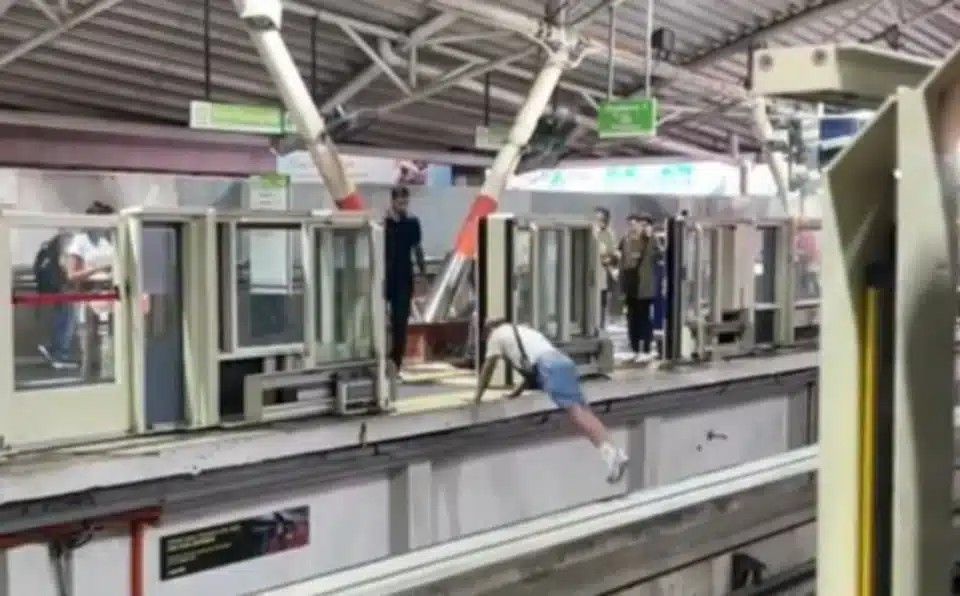 男子轻松“穿过”单轨列车站     警方接投报追查涉案者