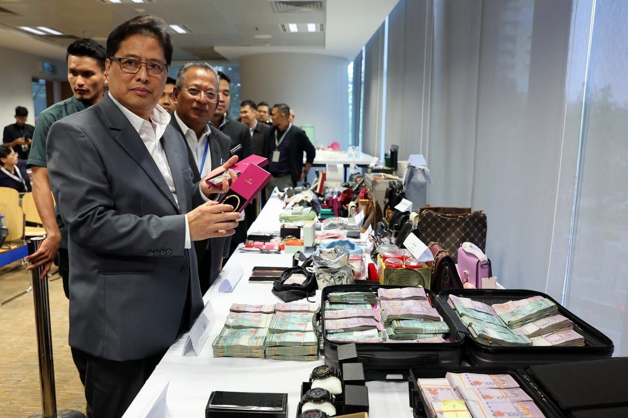 避免外来联系防“柜台设置”重演  阿占：机场移民官执勤禁用手机