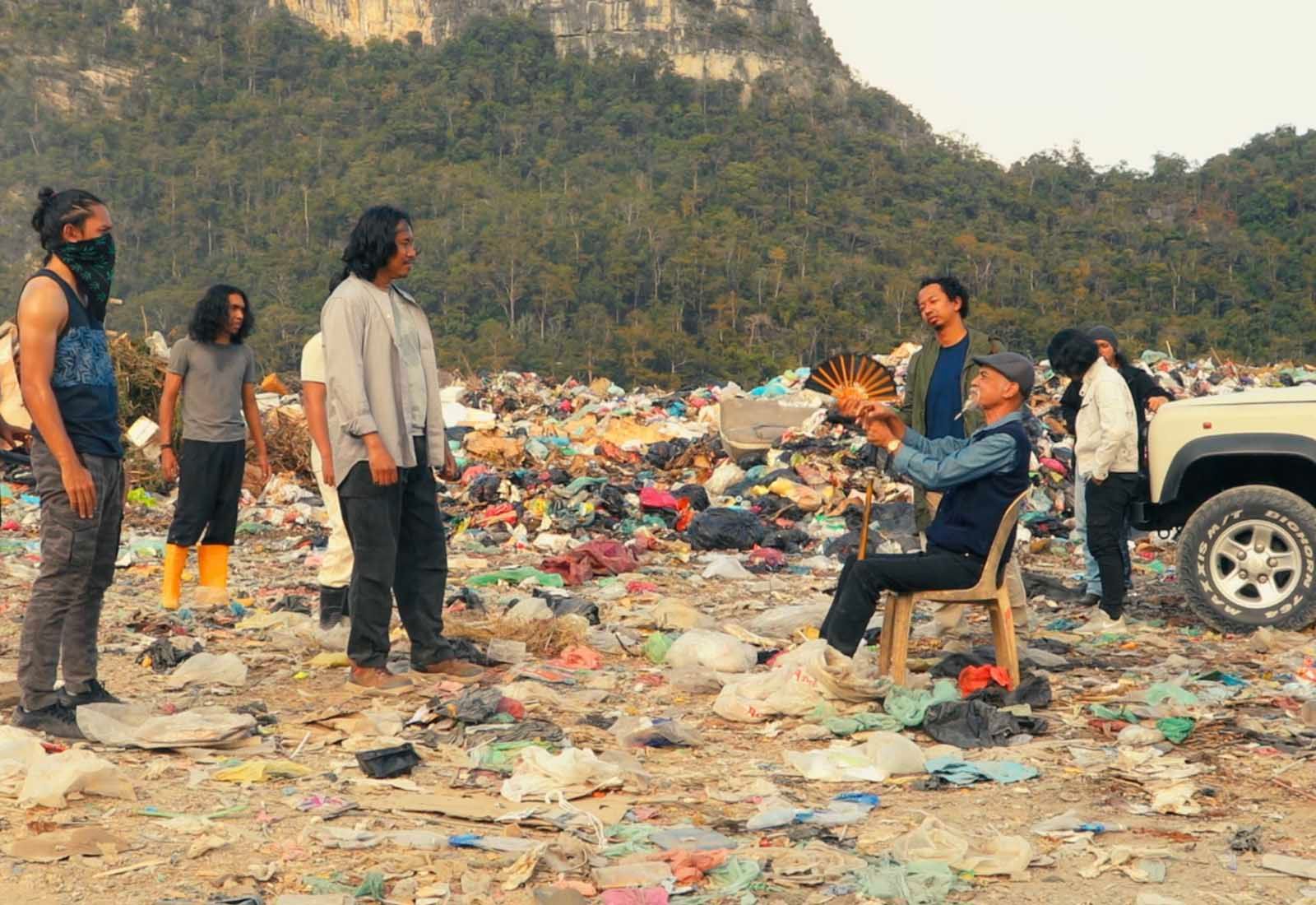 Sanggup berlakon atas longgokan sampah demi jayakan filem aksi Pungut