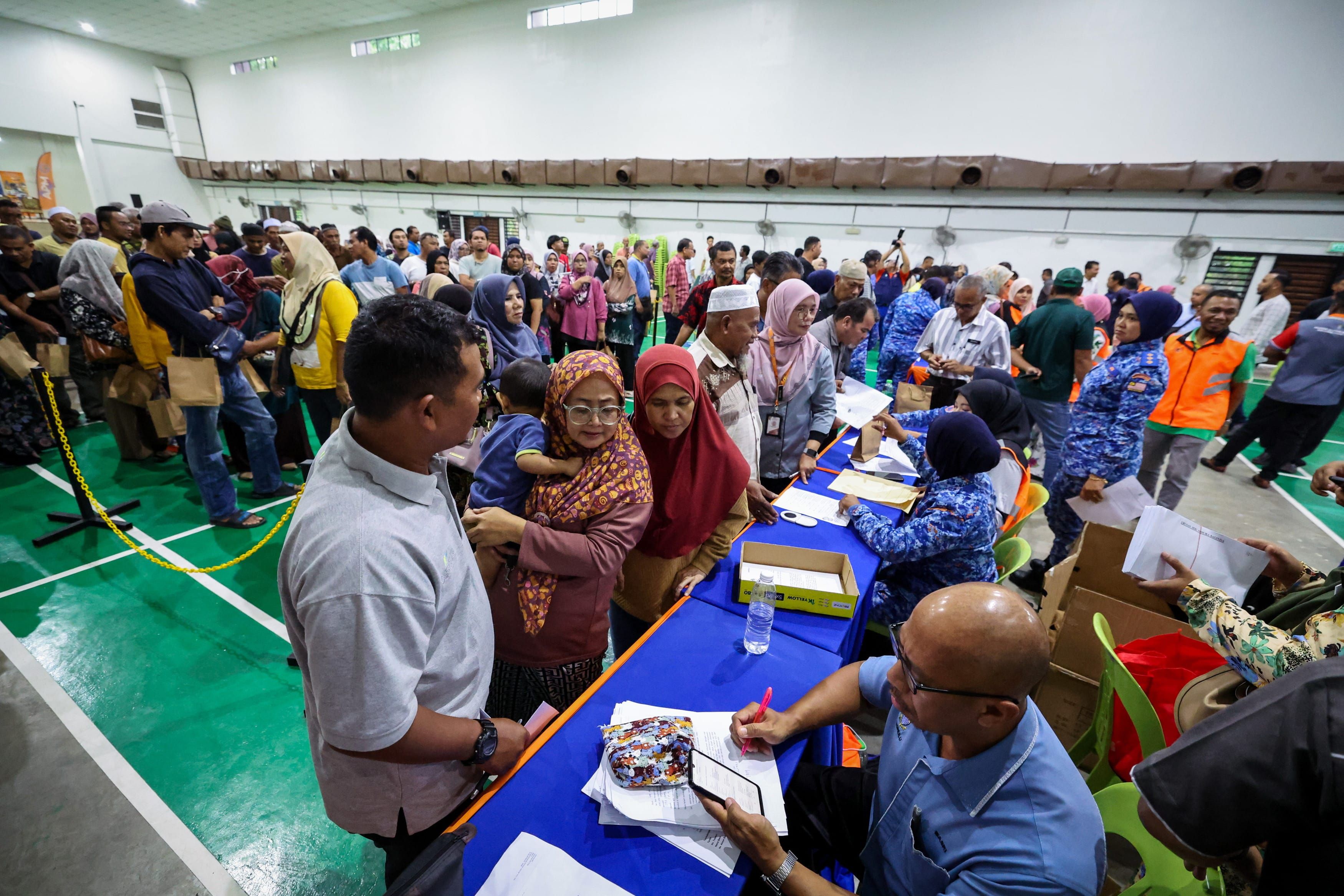 槟城水灾202户一家之主获援金   首相捐助500.天灾机构发放1000