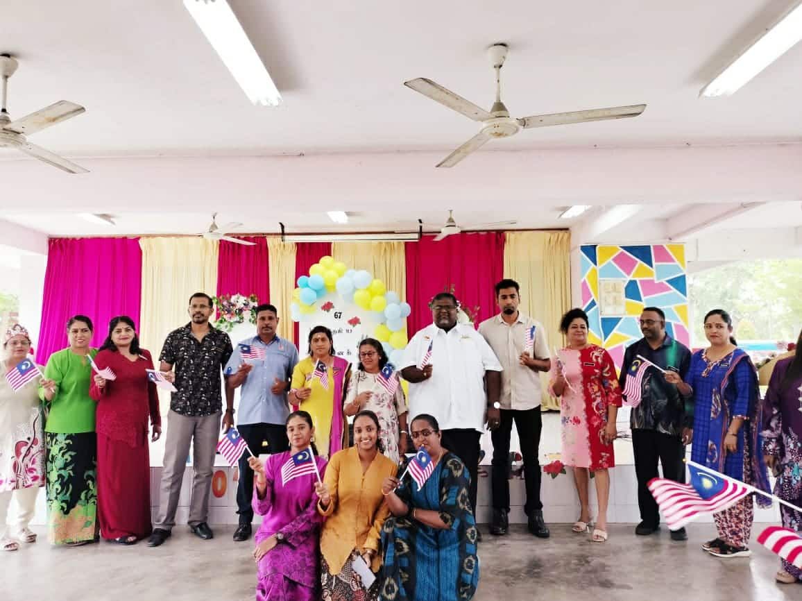 மோரிப் தொகுதி இந்திய சமூகத் தலைவரின் ஏற்பாட்டில் ஜூக்ரா தமிழ்ப்பள்ளிக்கு தேசிய கொடிகள் விநியோகம்