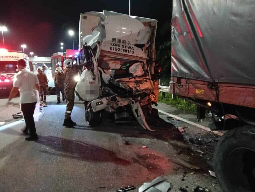 重型罗里追尾撞拖格罗里   2男子被夹毙