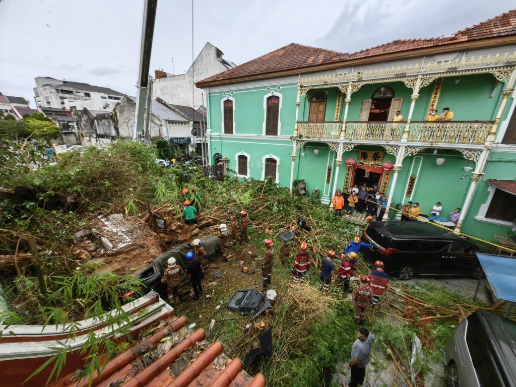 槟城侨生博物馆停车场树倒 压死准备乘车离开的中国父女