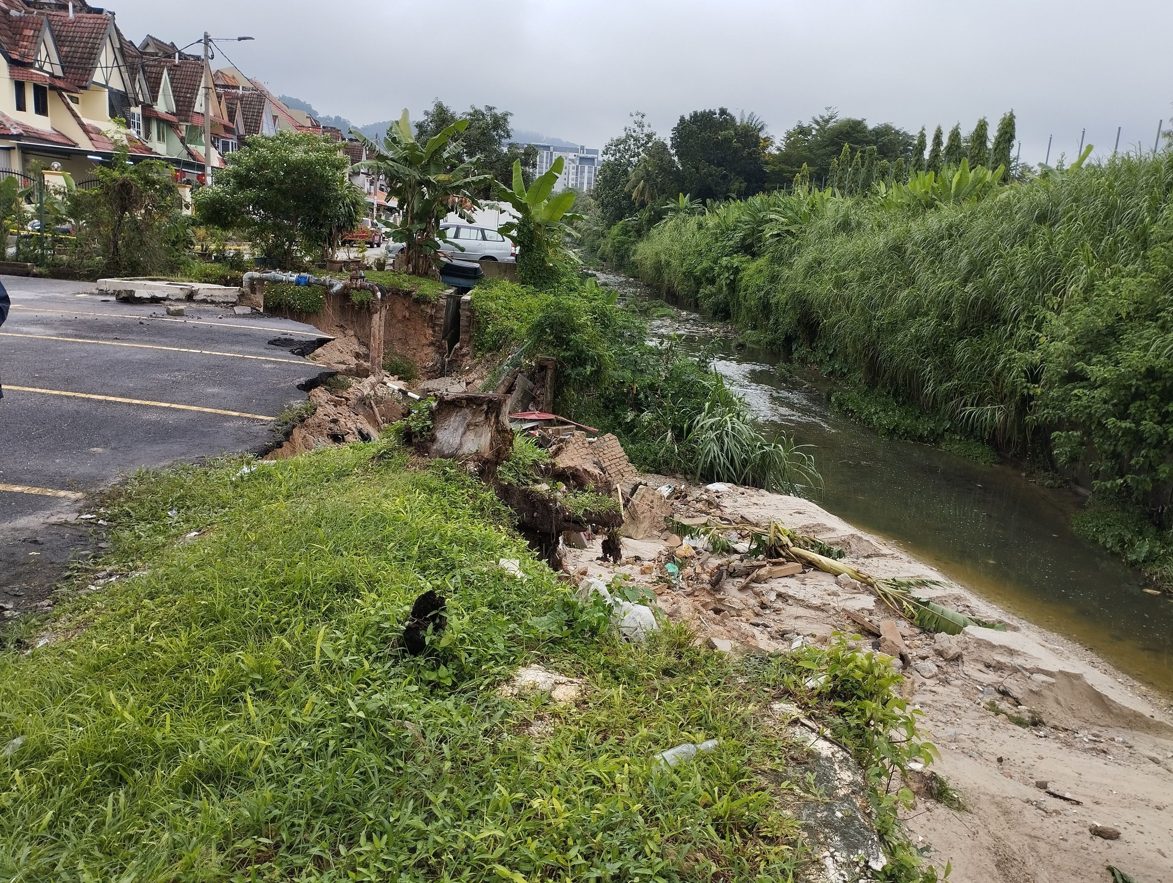 (视频）福全山庄河堤崩塌下方现窟窿 民众受促勿靠近或停放交通