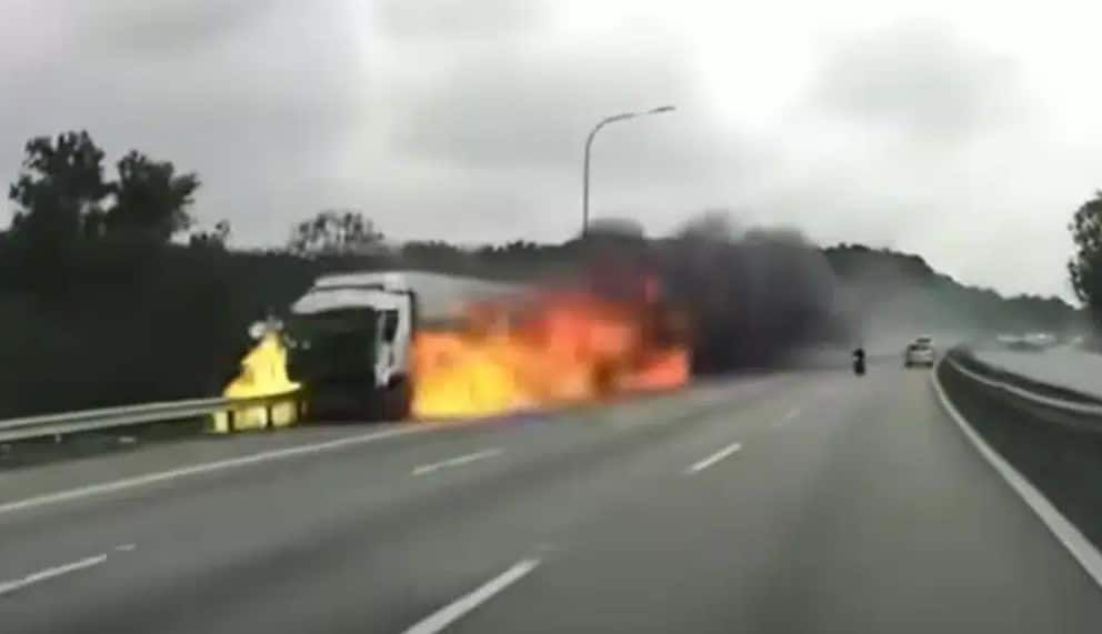 油槽车失控撞车冲进反方向车道起火  轿车女司机撞碎片受轻伤