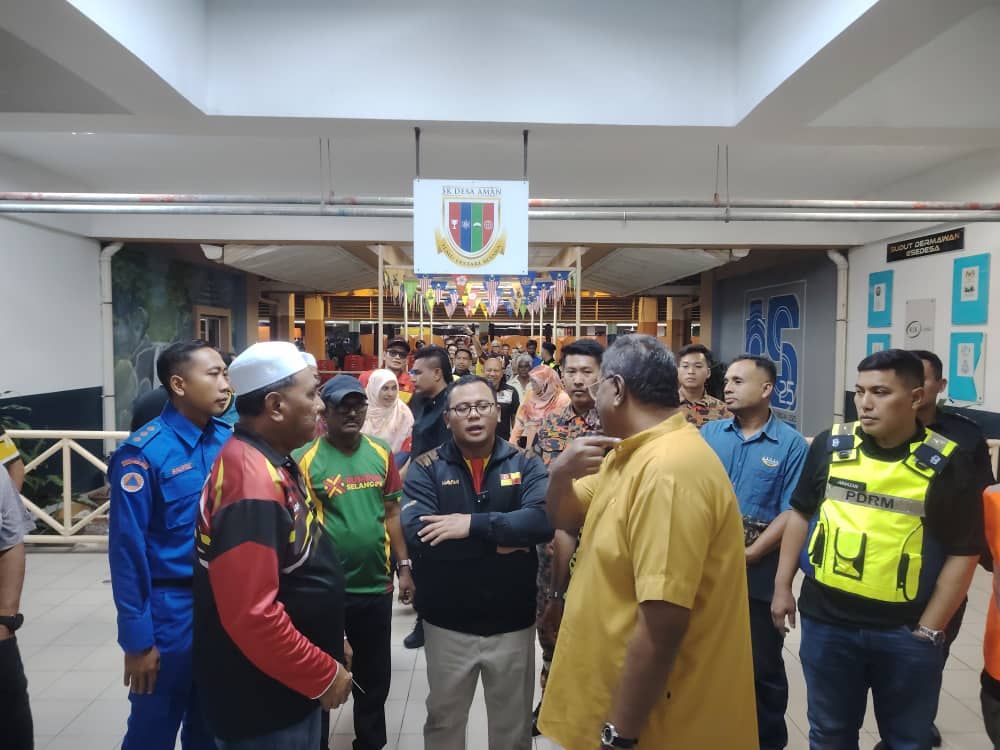 வெள்ளத்தால் பாதிக்கப்பட்ட பொது மக்களை மந்திரி புசார் நேரில் சென்று கண்டார்