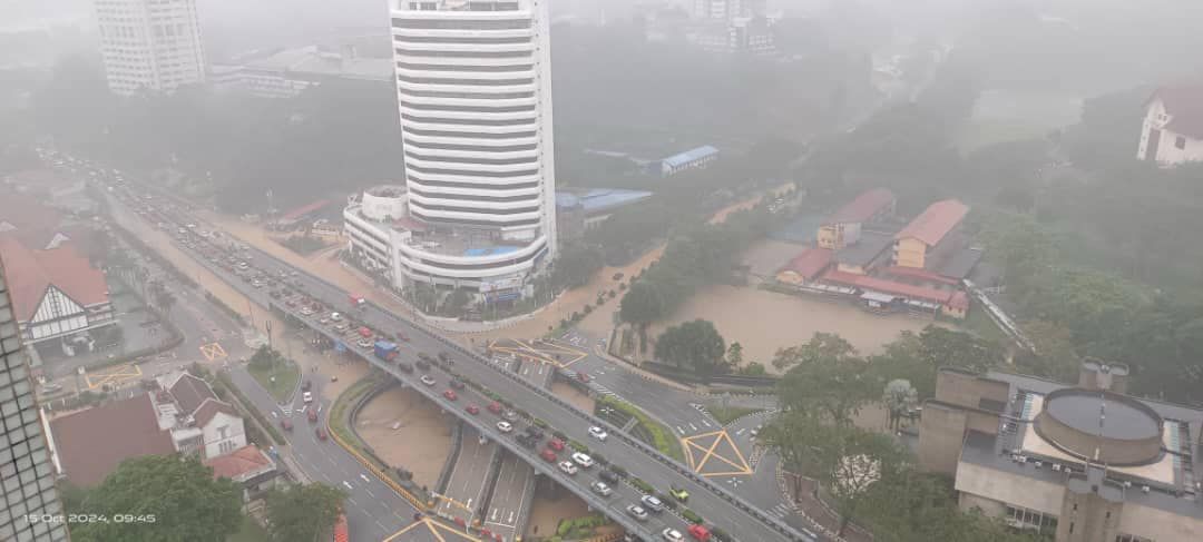 吉隆坡今早一雨成灾   11路段酿水灾·淡江土崩