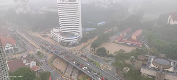 吉隆坡今早一雨成灾 11路段酿水灾·淡江土崩