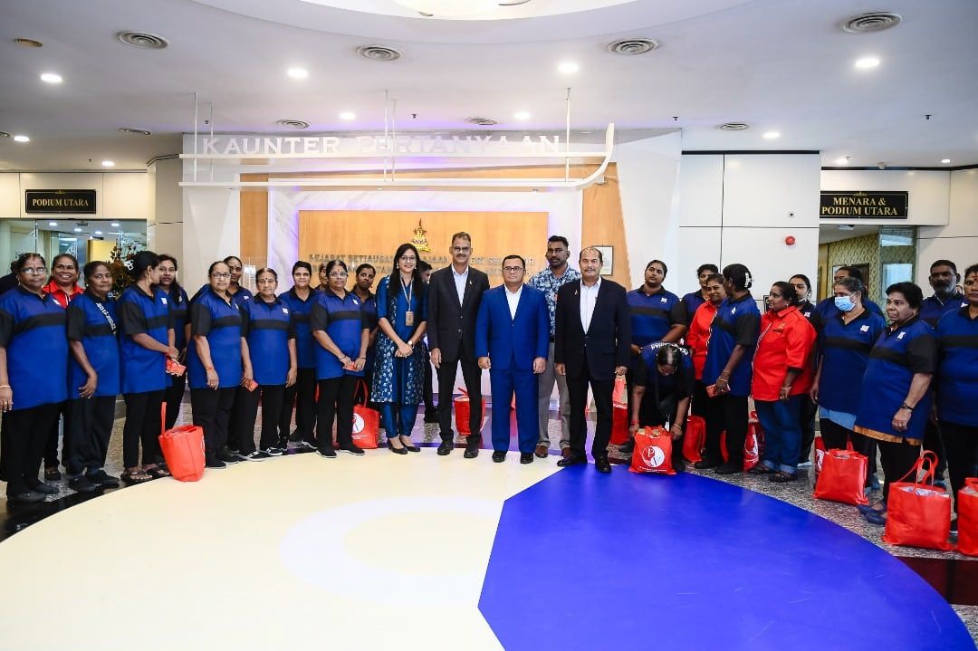 சிலாங்கூர் அரசு செயலகத்தின் இந்தியப் பணியாளர்களுக்கு தீபாவளி அன்பளிப்பு- மந்திரி புசார் வழங்கினார்