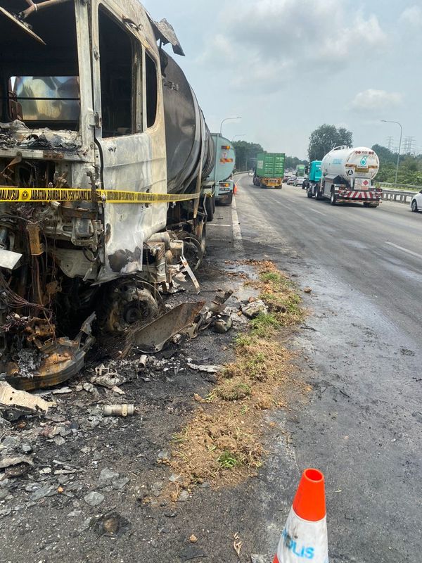 雪水务管理局速行动阻断水流 免大道失火油槽车污染水源