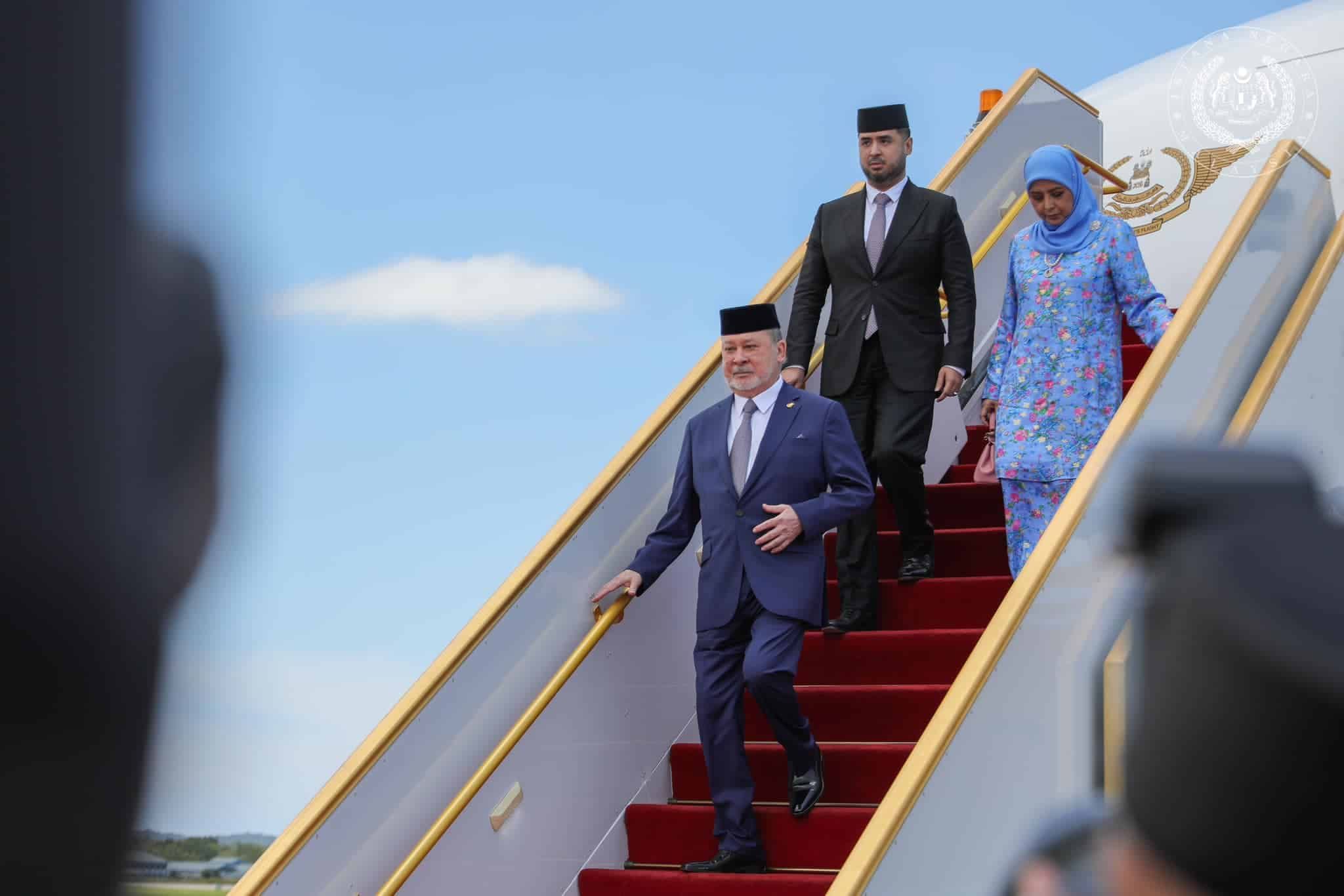 元首伉俪汶莱王宫出席国宾欢迎仪式