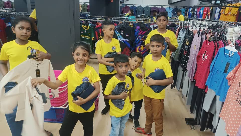 கிள்ளான் பண்டார் பாக்லேண்  ஸ்ரீ முனியாண்டி கோவில் உதவியில் சிறப்பு குழந்தைகளுக்கு  தீபாவளி