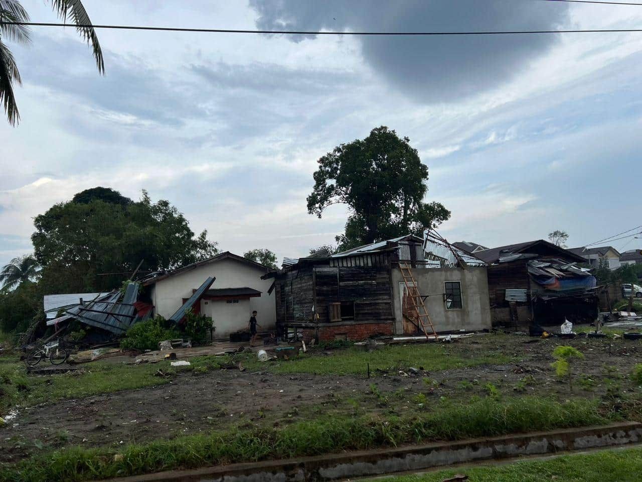 朱盖昨日暴雨下冰雹 244间房屋学校被破坏