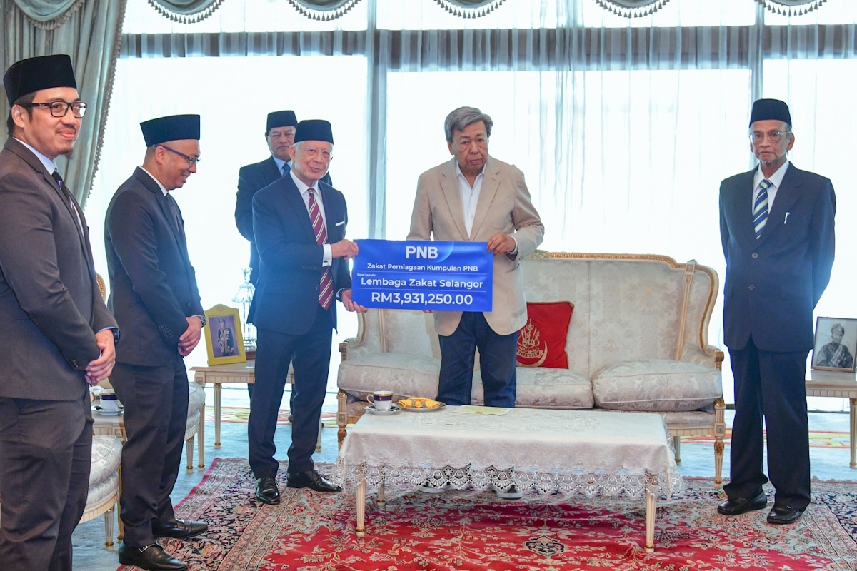 Sultan Sharafuddin receives RM3.9 mln zakat money from PNB