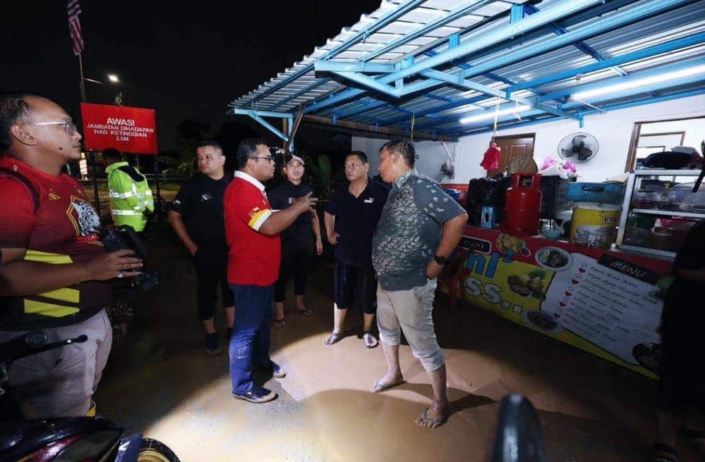 阿米鲁丁夜巡双溪杜亚区灾情   动员雪志工队清理水灾灾区