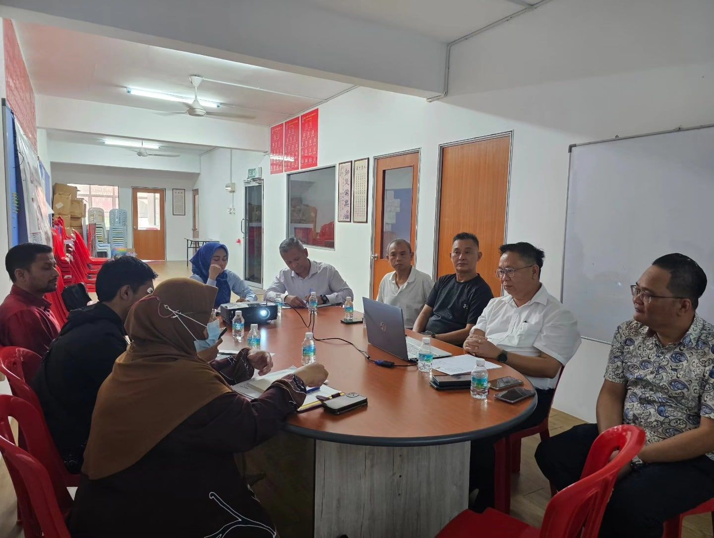 梁德志与各造开会寻策   解决班达马兰组屋早市搬迁事宜