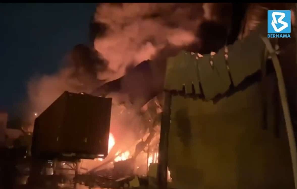 双溪毛糯工业园一仓库失火  烧毁85%.无人伤亡