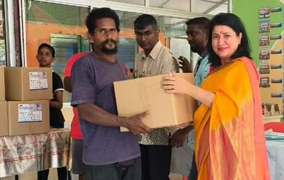 மூன்று தோட்டங்களைச் சேர்ந்த 116 குடும்பங்களுக்கு தீபாவளி அன்புளிப்பு- துணையமைச்சர் சரஸ்வதி வழங்கினார்